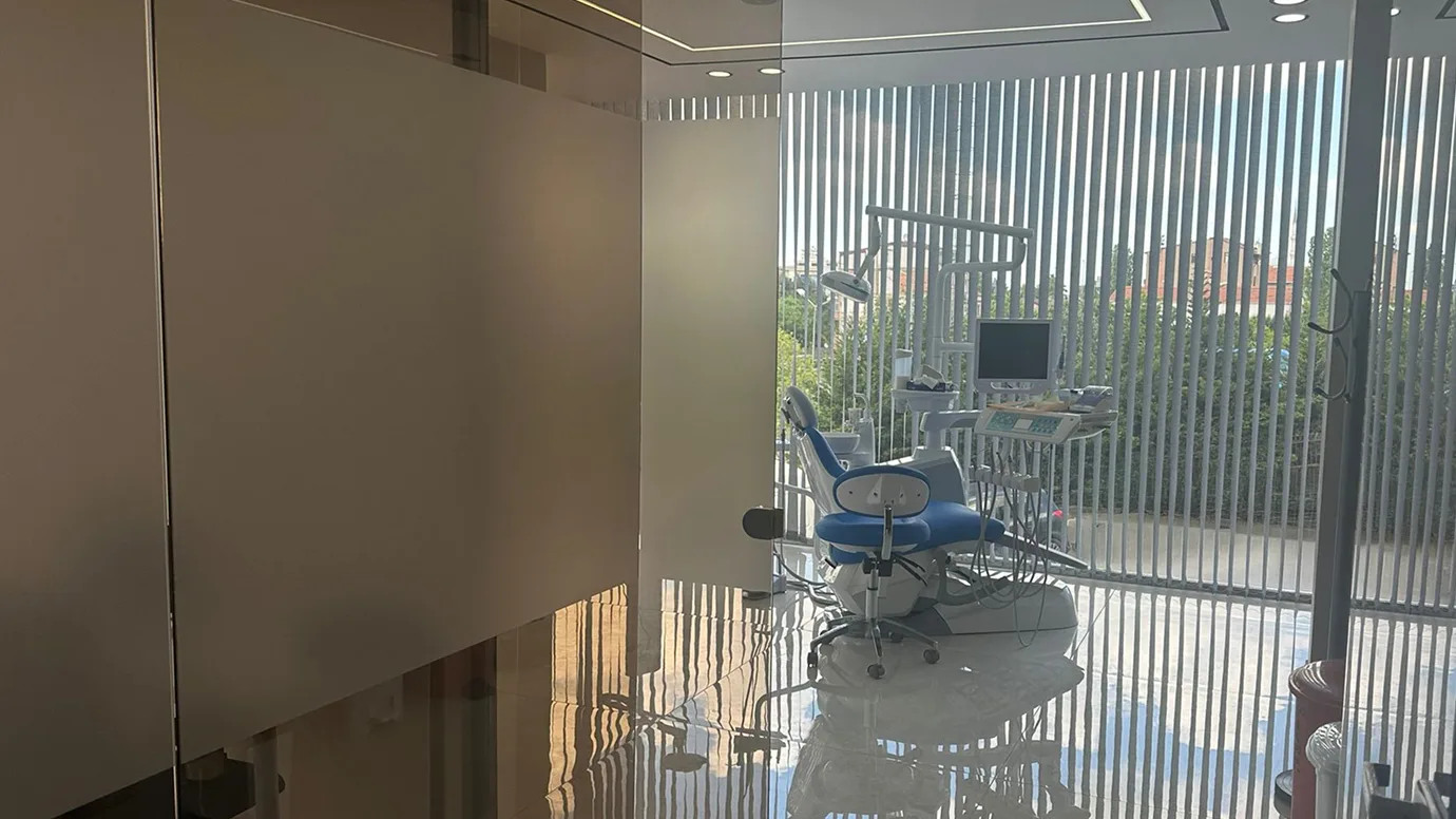Sala trattamenti clinica Estepalace Istanbul con poltrona operatoria e strumentazione medica