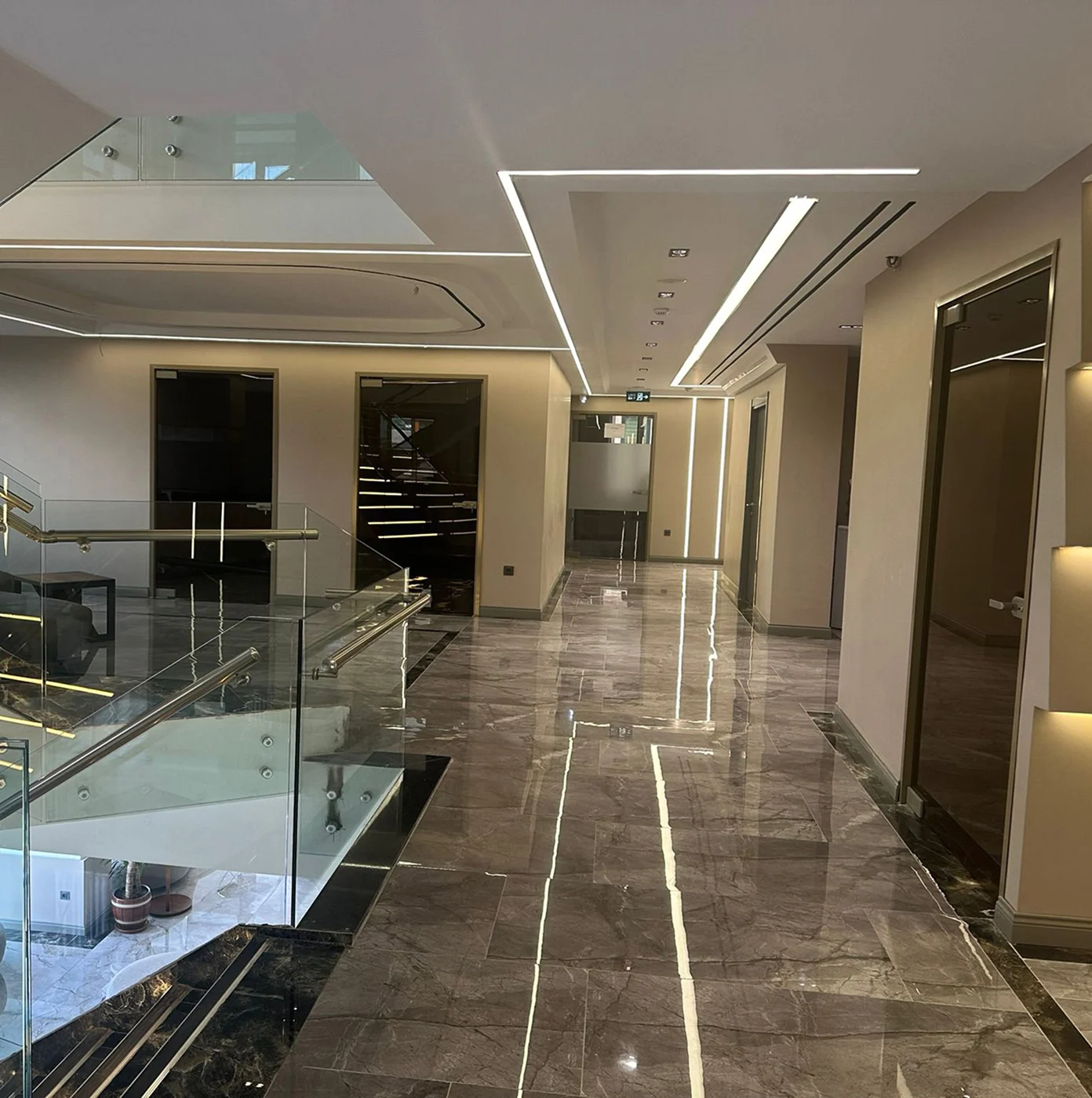 Corridoio interno della clinica Estepalace Istanbul con finiture di lusso