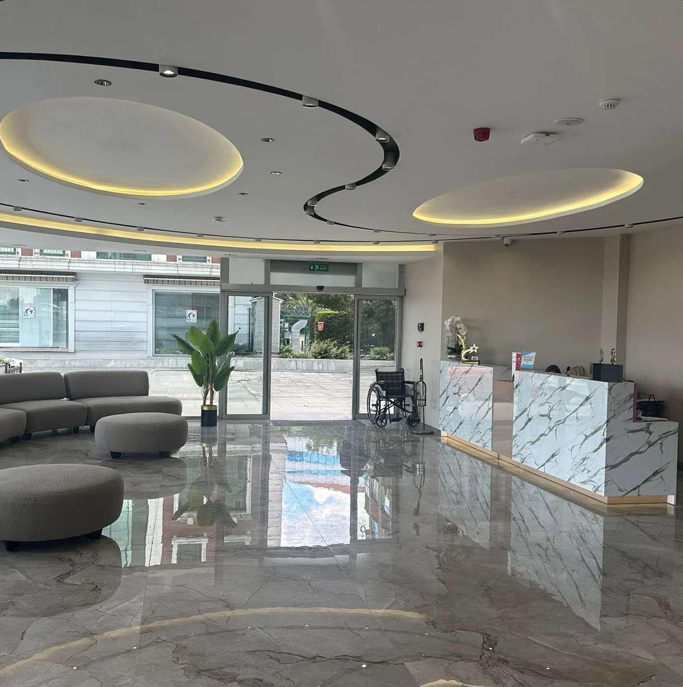 Hall reception della clinica Estepalace Istanbul per trapianto capelli in Turchia