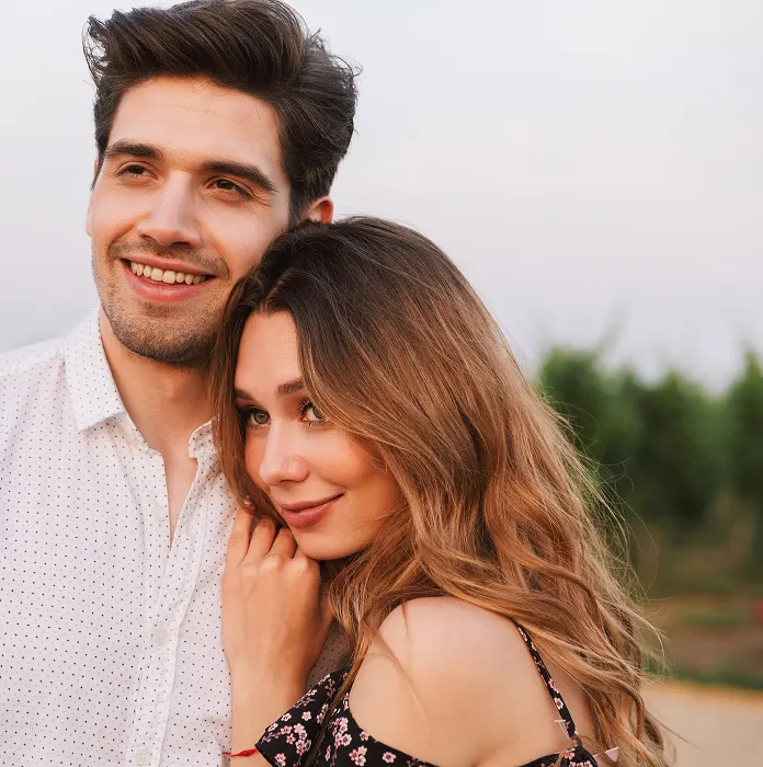 Coppia sorridente con capelli sani dopo trapianto capelli