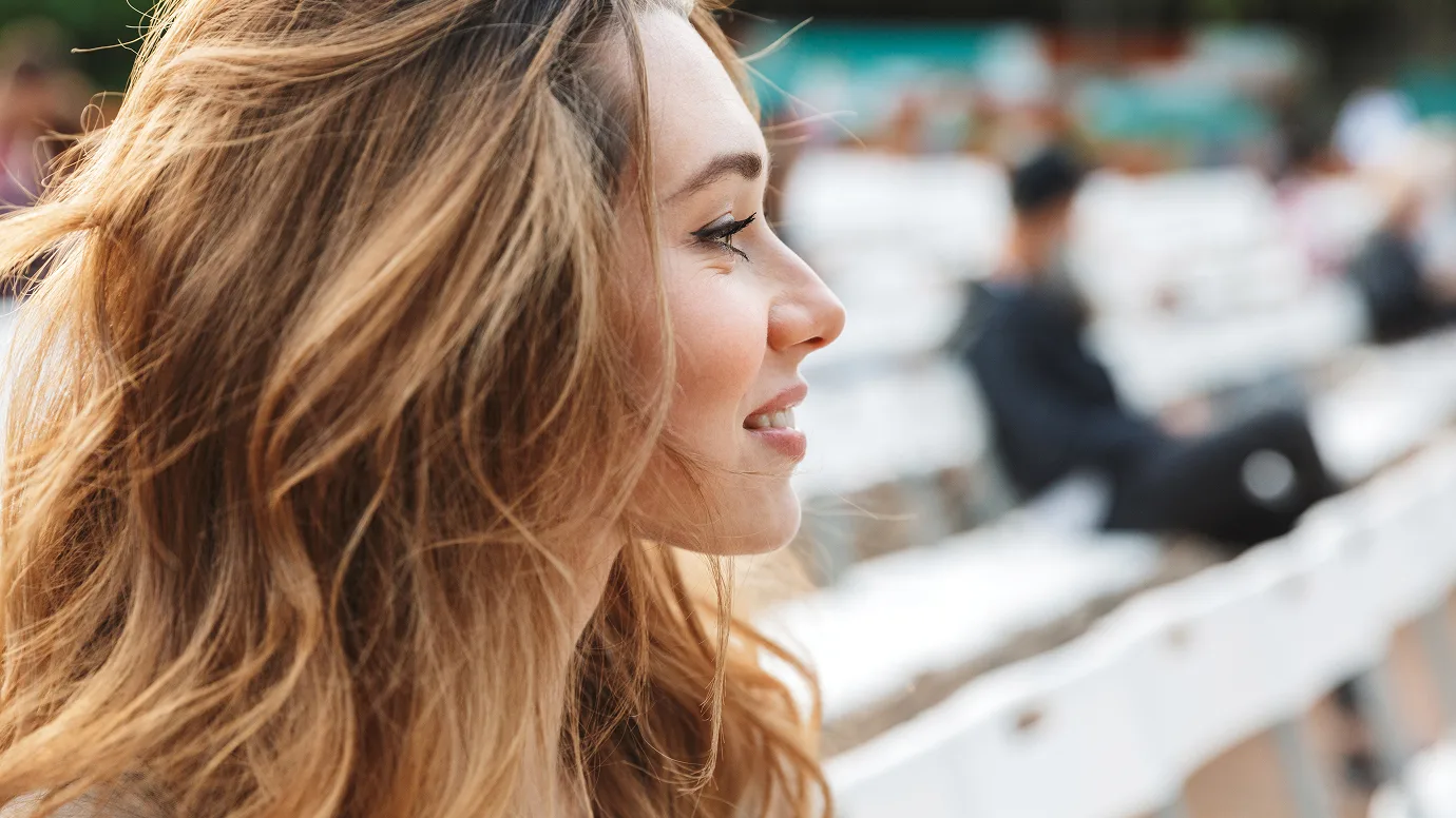Donna con capelli lunghi e voluminosi, risultato trapianto capelli femminile