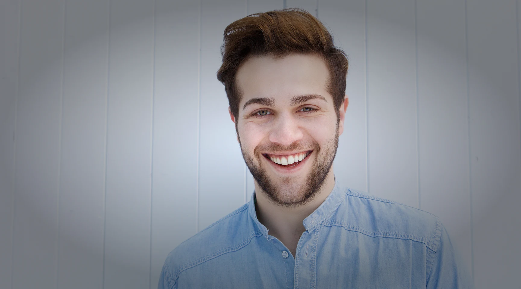 Giovane uomo con capelli folti dopo trapianto capelli