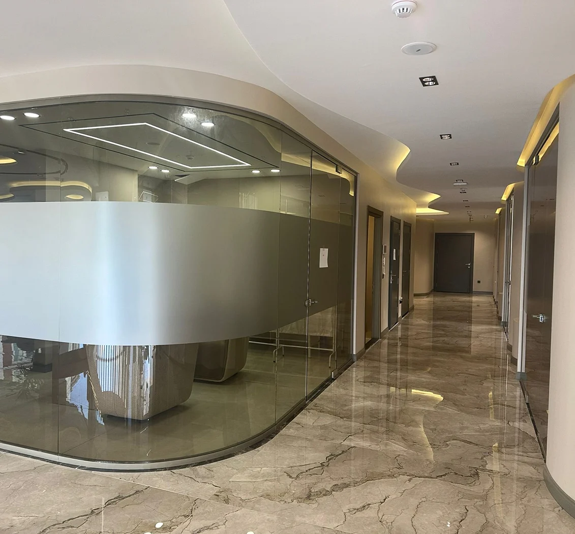 Corridoio interno della clinica Estepalace Istanbul con pavimento in marmo.