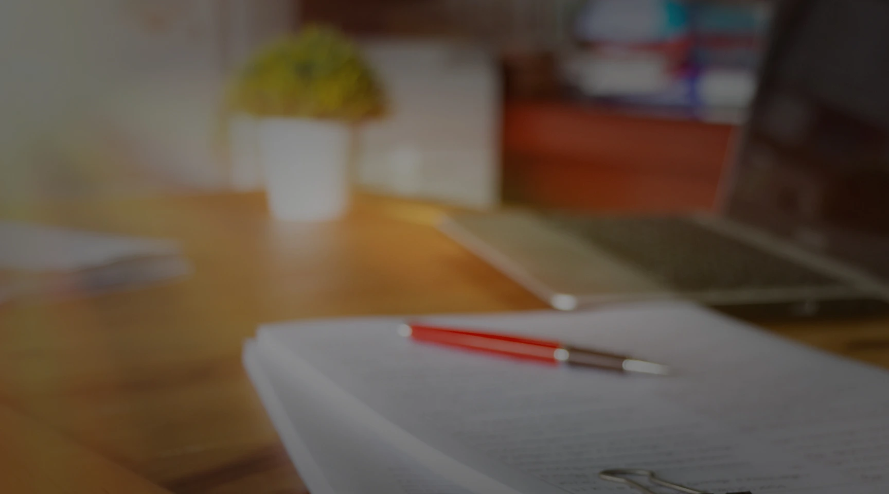 Studio di consulenza tricologica con scrivania e postazione professionale