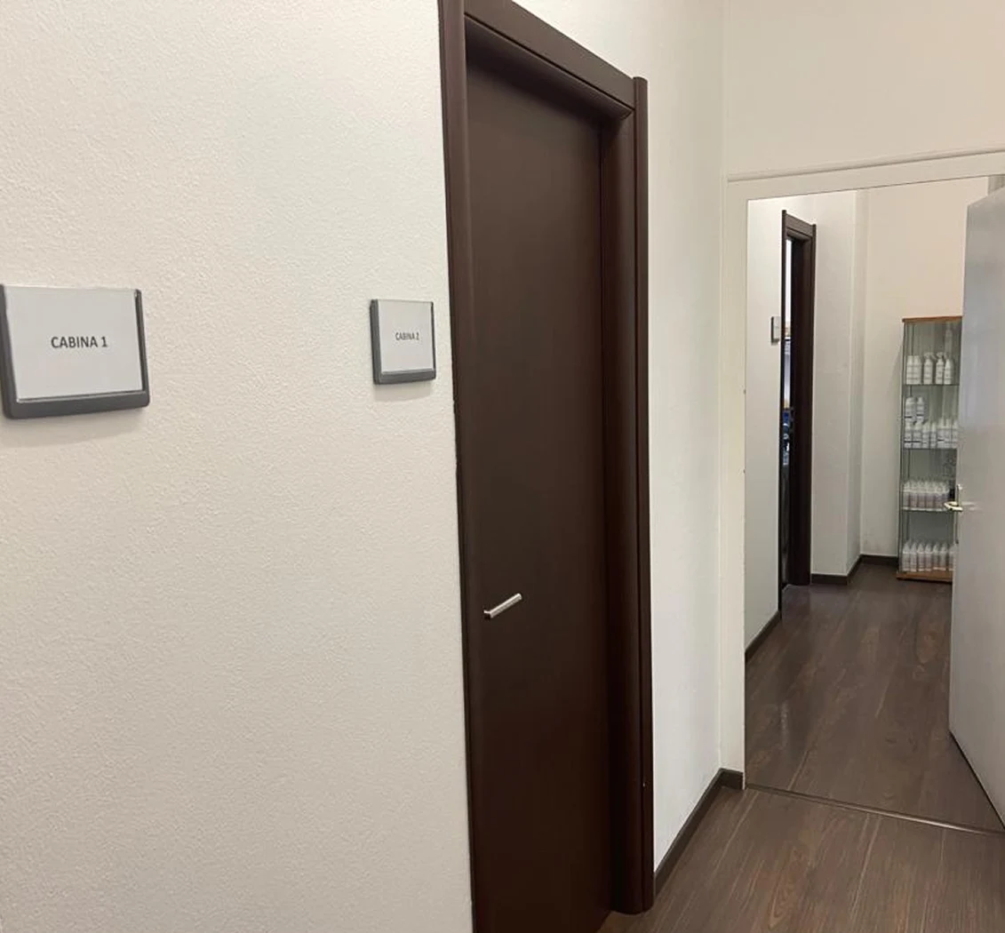 orridoio interno del centro tricologico con cabine visita e prodotti capillari