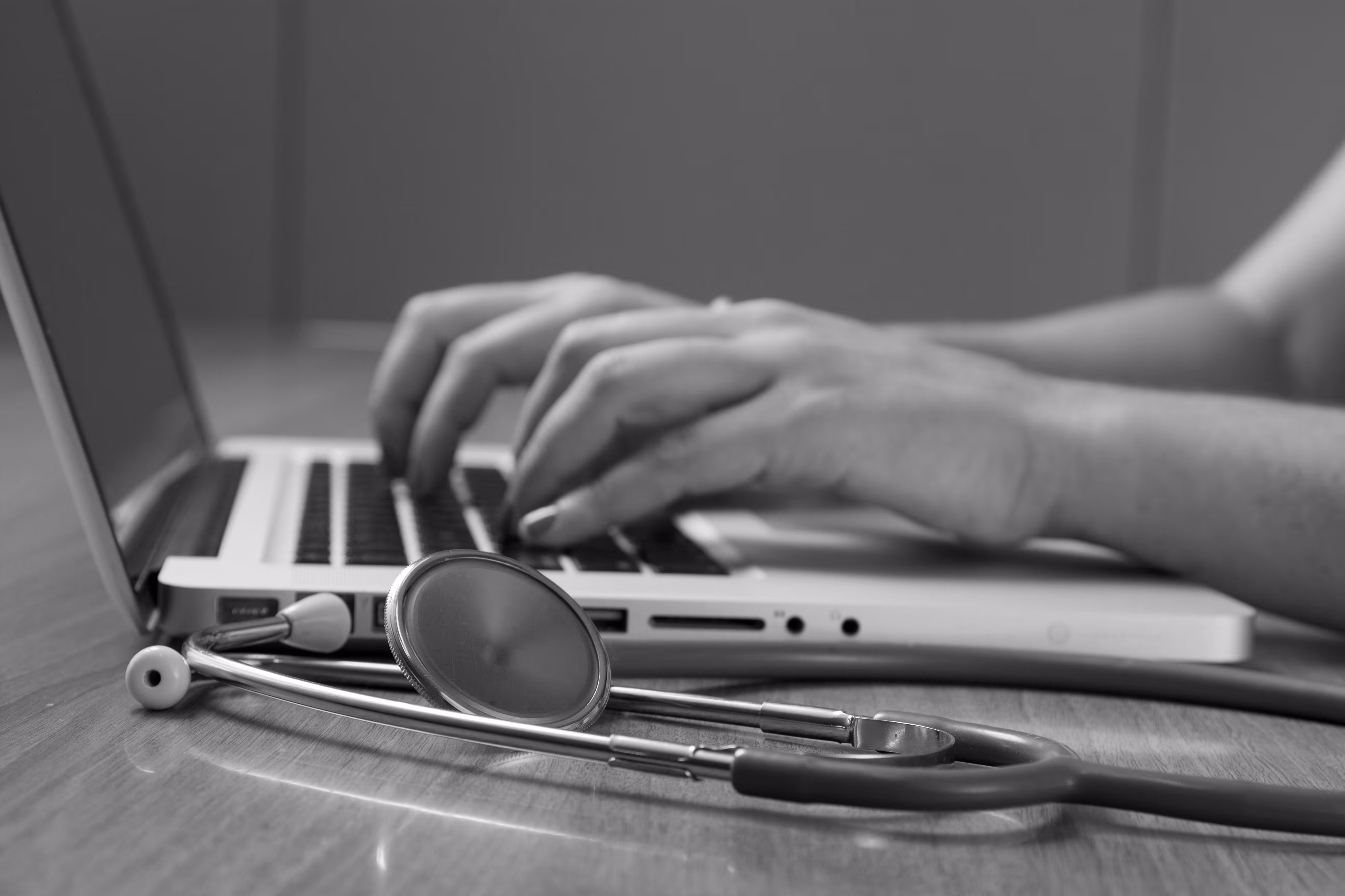 Une femme médecin publiant un article de blog médical