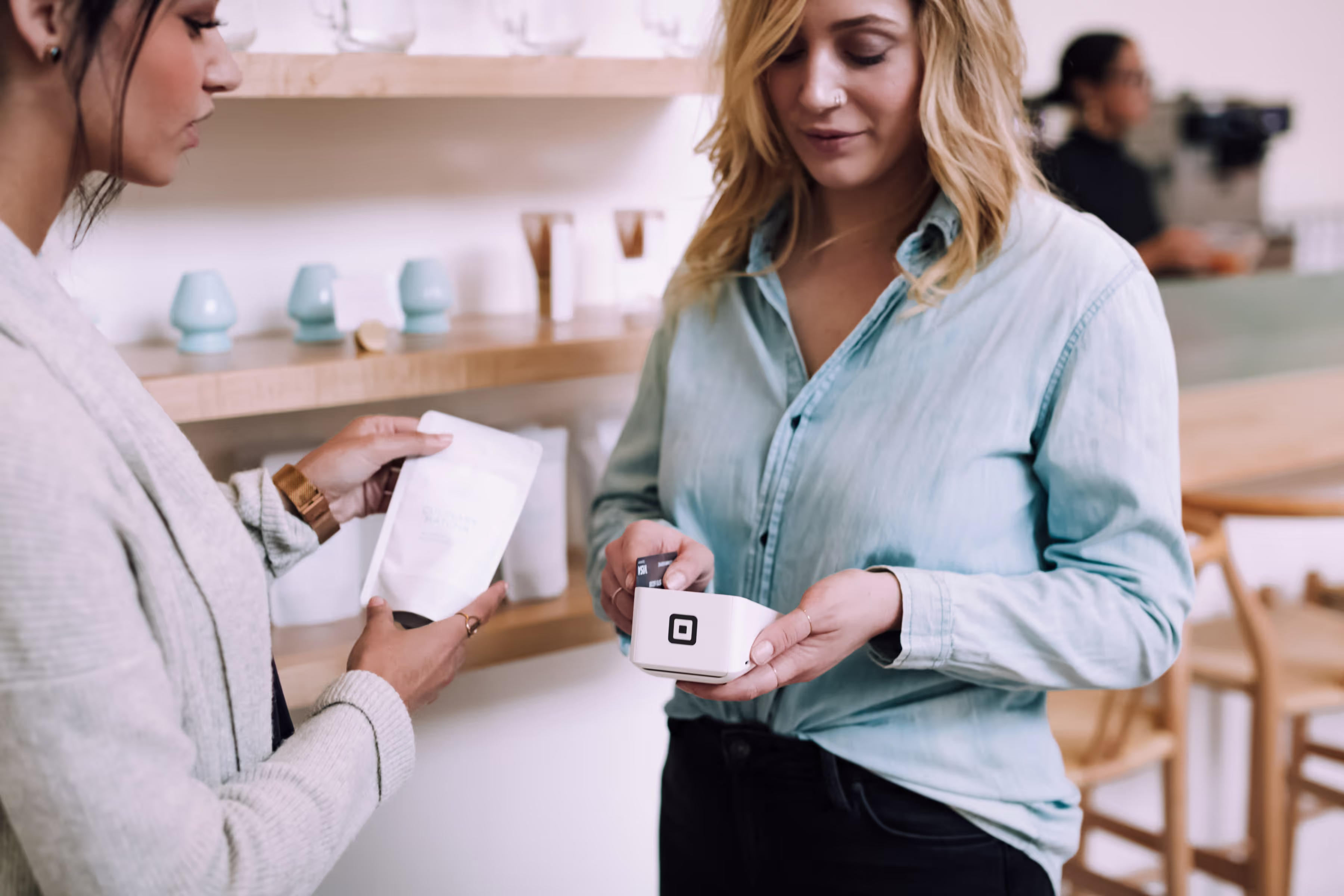 Two women during a transaction for a product. Support and solutions for alopecia management in France.