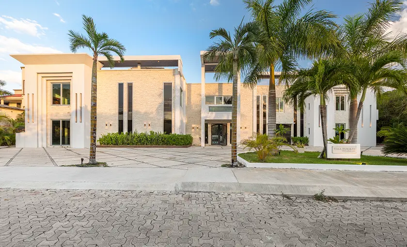 Luxury dining and lounge space for family reunions at Villa Hurakán