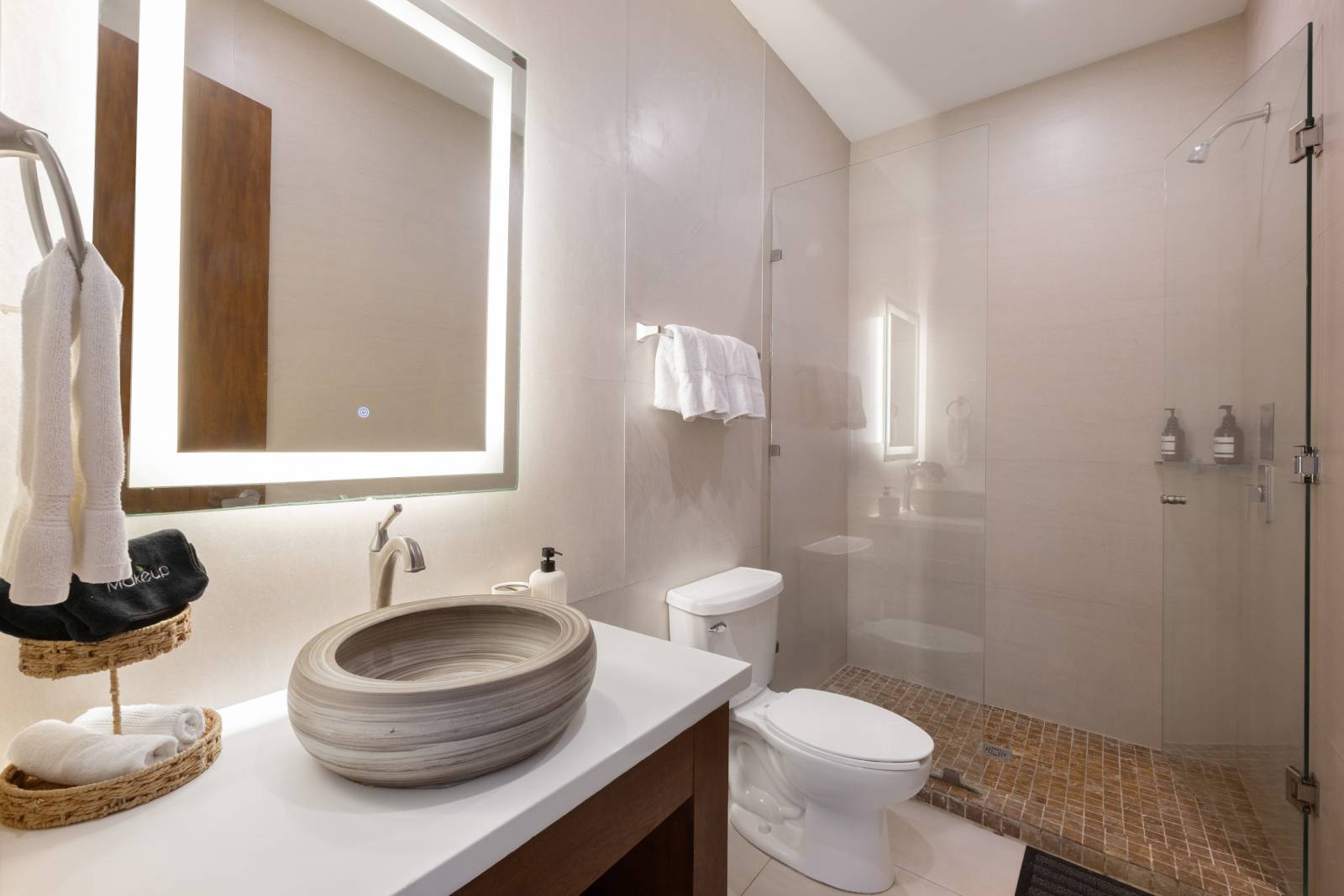 Modern spa-style bathroom suite inside Villa Hurakán luxury villa