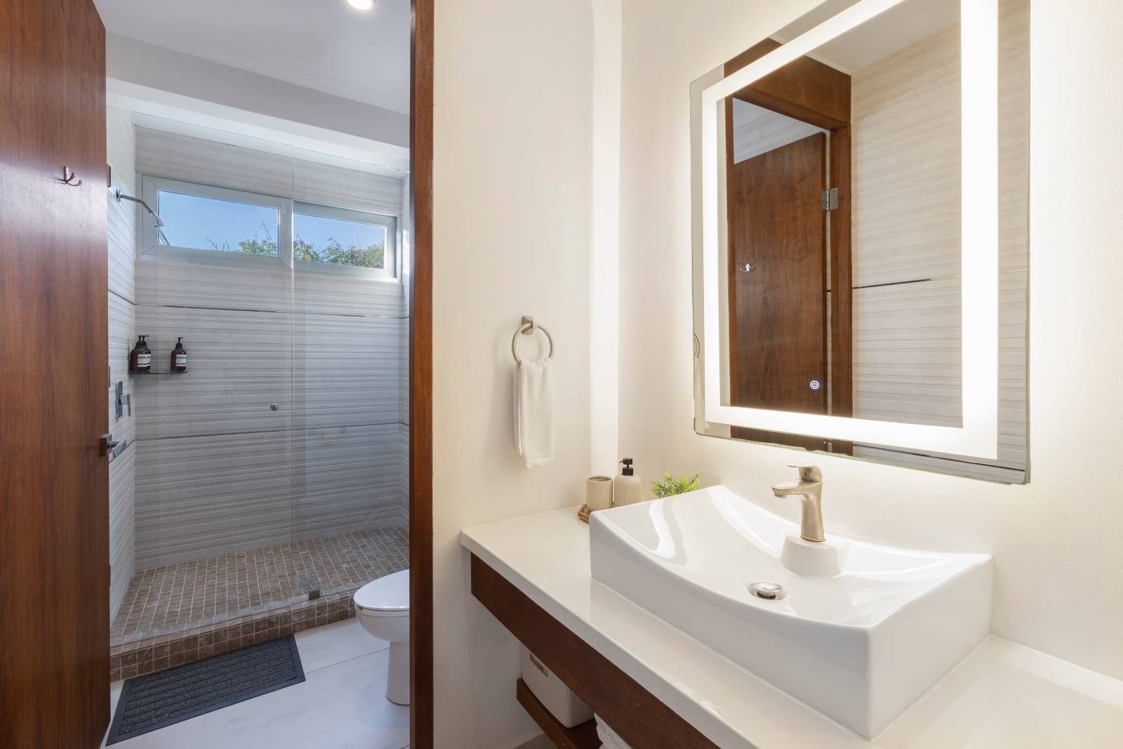 Spacious family bedroom suite with bunk beds at Villa Hurakán
