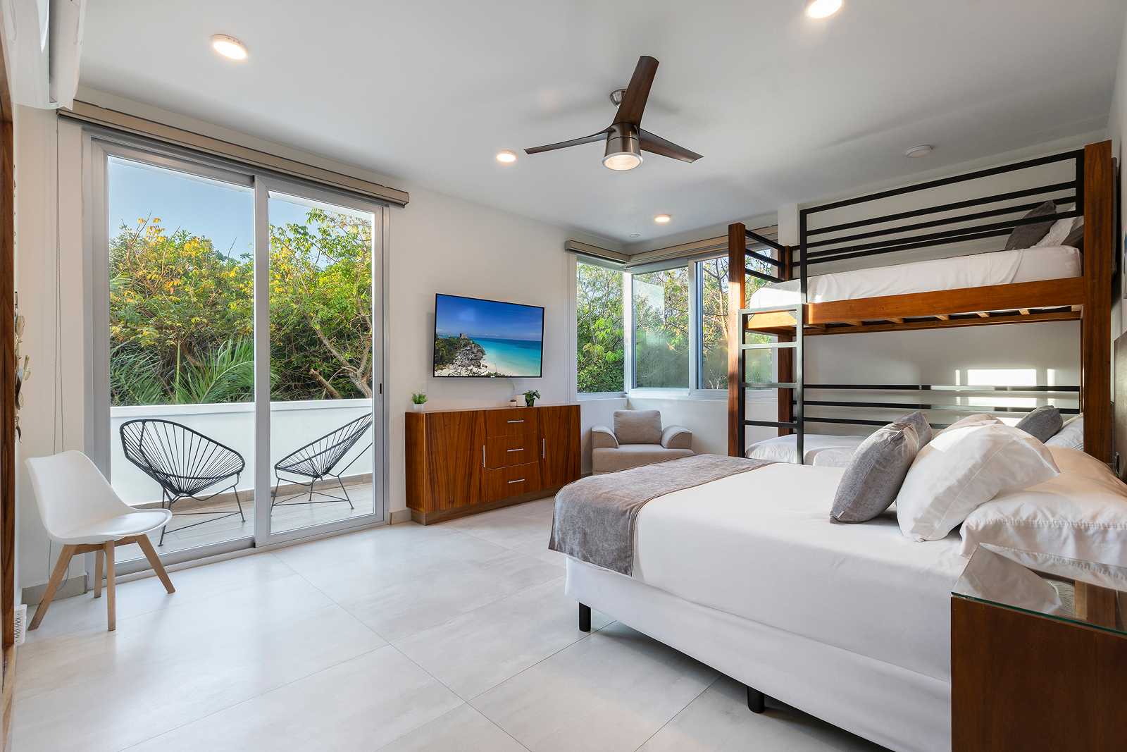 Spacious family bedroom suite with bunk beds at Villa Hurakán
