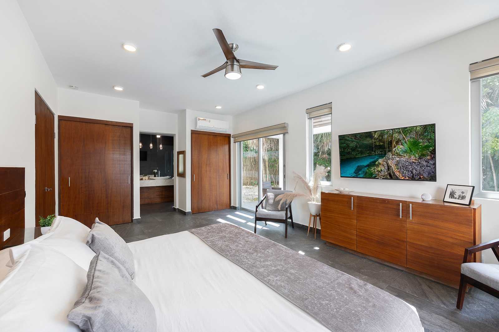 Luxury king bedroom suite with modern interior at Villa Huraká
