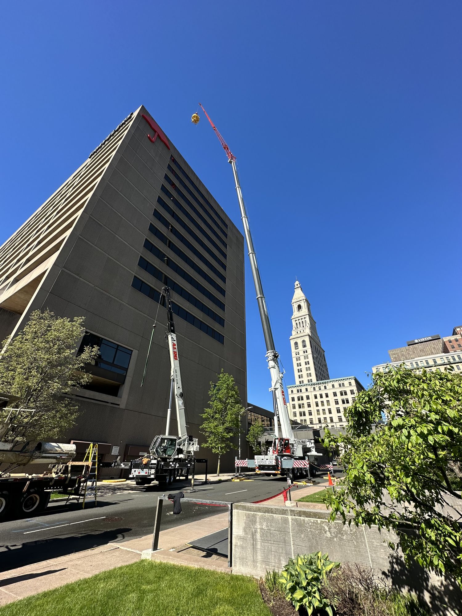 Aero Crane boom positioning over downtown building site
