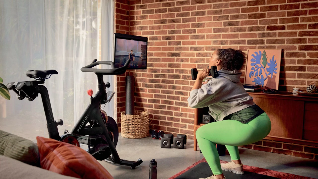 woman doing lunges