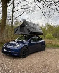 Tesla avec tente de toit iKamper Skycamp