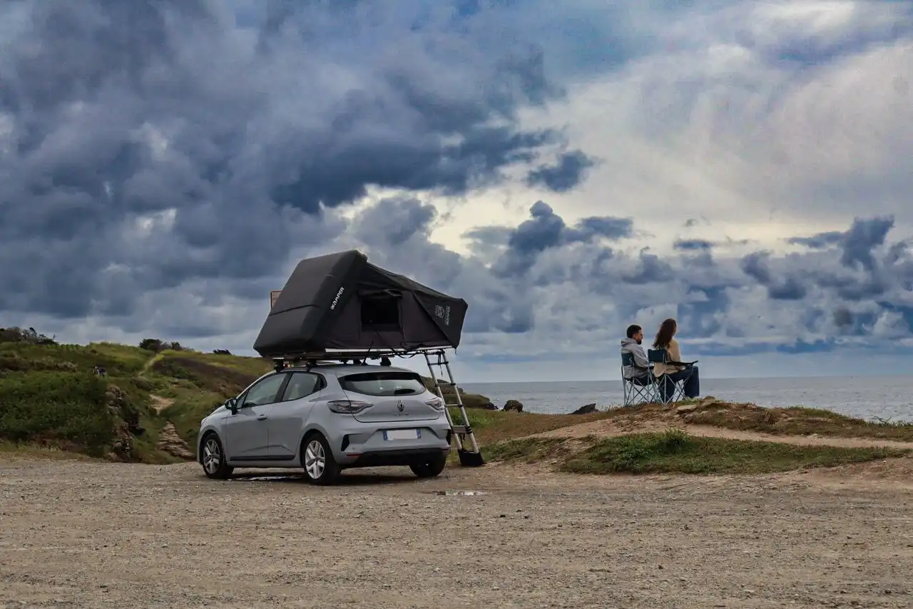 Mini Cooper avec tente de toit iKamper Skycamp