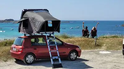 Tesla avec tente de toit iKamper Skycamp