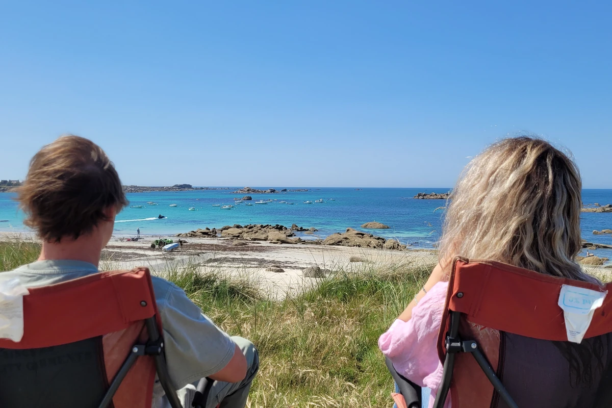 Couple de dos face à l'océan turquoise de Bretagne, nature sauvage — tente de toit iKamper Trezia