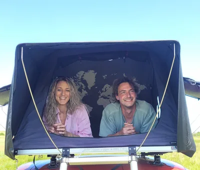 Couple souriant à l'intérieur de la tente iKamper Skycamp Mini, Kerlouan, Finistère