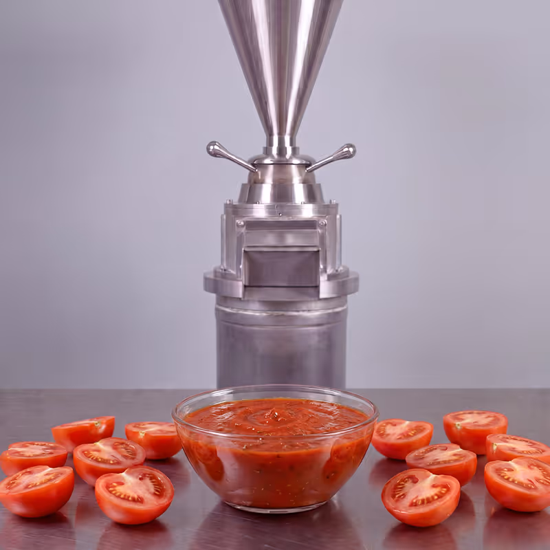 Salsa de tomate en un tazón y frascos, con tomates frescos, ajo y albahaca al fondo.