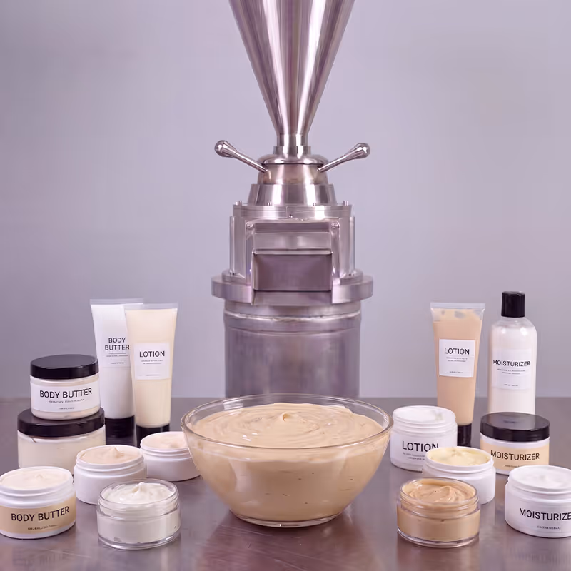Crema facial blanca y suave en un frasco de vidrio con una espátula y otros frascos de cuidado en el fondo.
