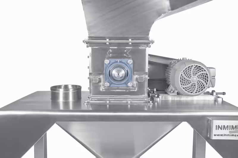 Molino industrial de cuchillas de acero inoxidable con motor eléctrico y tolva para trituración.