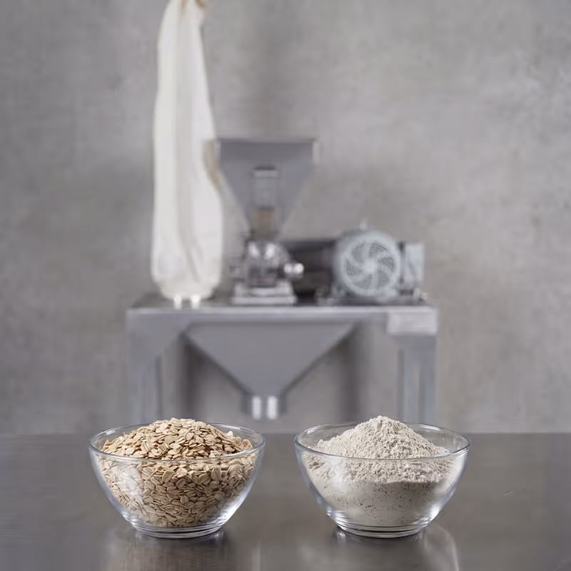 Avena pulverizada en molino pulverizador con textura extra fina, mostrando en dos frascos.