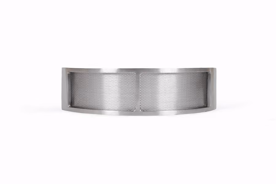 Filtro metálico curvado con superficie perforada para filtración industrial.