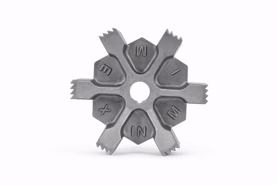 Herramienta metálica hexagonal con seis brazos con marcas y dientes al extremo.