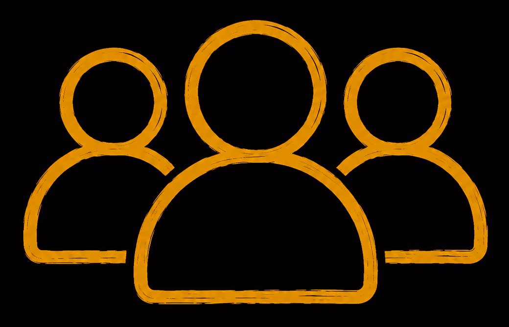 Trois personnages représentant des participants