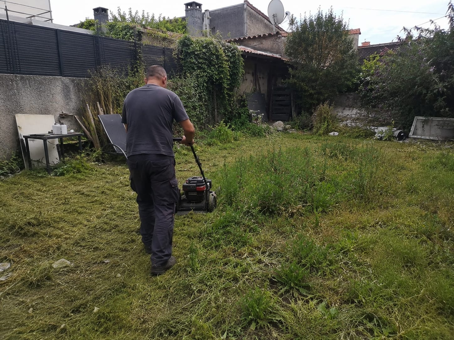 Technicien PropNet34 tondant un terrain en friche lors d'une intervention jardinage à Montpellier