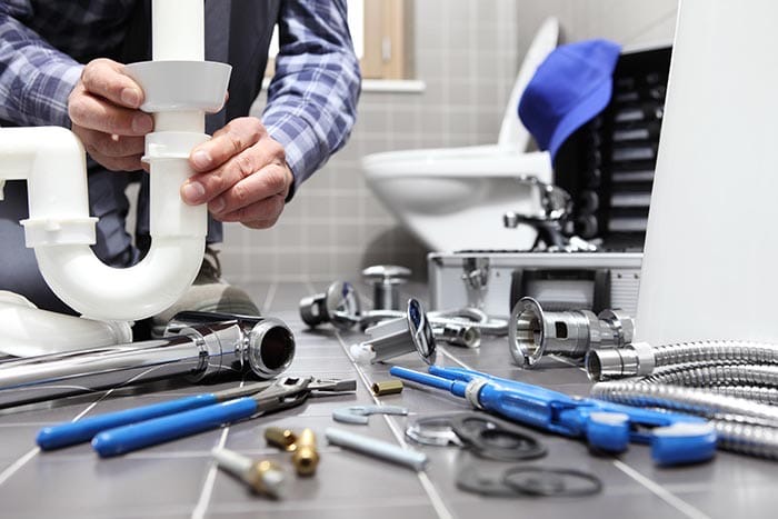 Intervention plomberie dépannage à Montpellier, remplacement siphon et outils de plombier