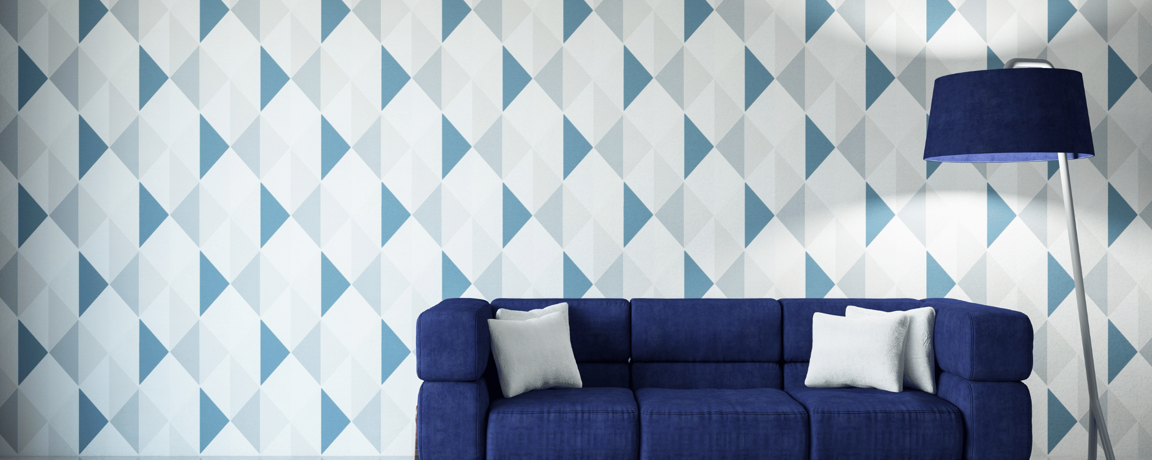 Wohnzimmer mit geometrischer Mustertapete, blauem Sofa und Tapezierarbeiten von Malermeister Jens Meyer in Hamburg.