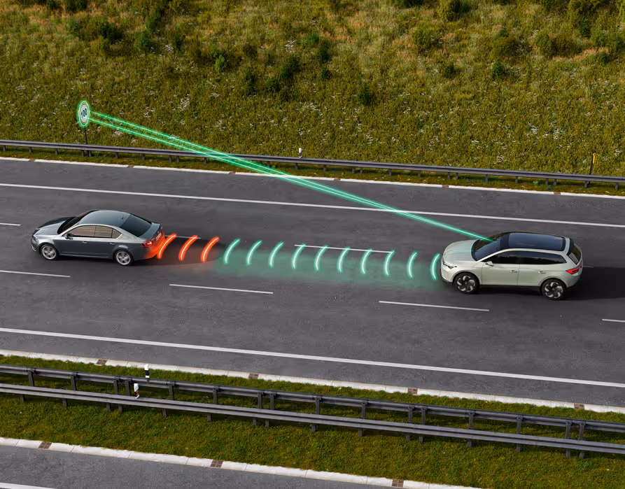 Animation des adaptiven Abstandsassistenten: Ein Škoda Epiq hält automatisch einen sicheren Abstand zum vorausfahrenden Fahrzeug auf der Autobahn. Zwei grafische Linien deuten die automatische Verkehrszeichenerkennung eines “Tempo 100” Schildes an.
