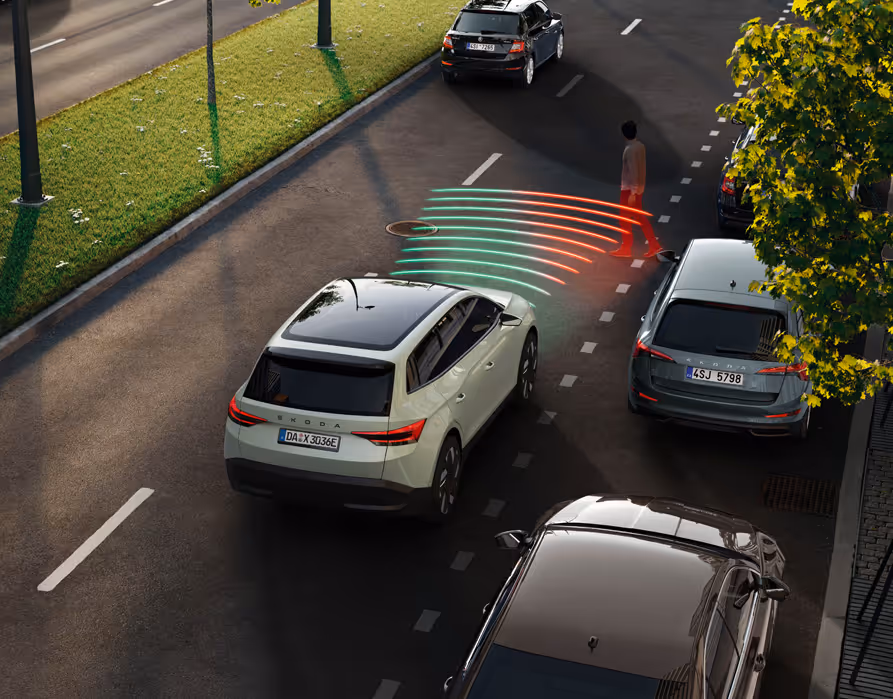 Animation des Frontrad- und Ausweichassistenten. Ein Škoda Epiq fährt die Straße entlang. Plötzlich überquert ein Fußgänger, der aus einem schwer einsehbaren Bereich kommt, die Straße. Das System warnt.