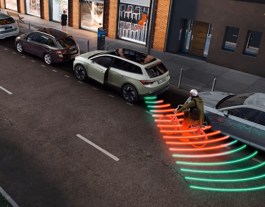 Animation des Ausstiegswarners: Ein Škoda Epiq steht am Straßenrand. Rote Warnsignale werden projiziert, da sich von hinten ein Fahrradfahrer nähert und eine Kollision beim Öffnen der Tür droht.