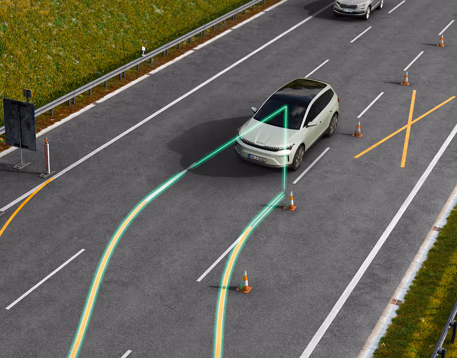 Animation des Adaptiven Spurhalteassistenten: Ein Škoda Epiq fährt durch eine enge Baustelle auf der Autobahn. Leuchtende grüne Linien visualisieren, wie das System das Fahrzeug aktiv in der verengten Spur hält und durch die Baustelle lenkt.
