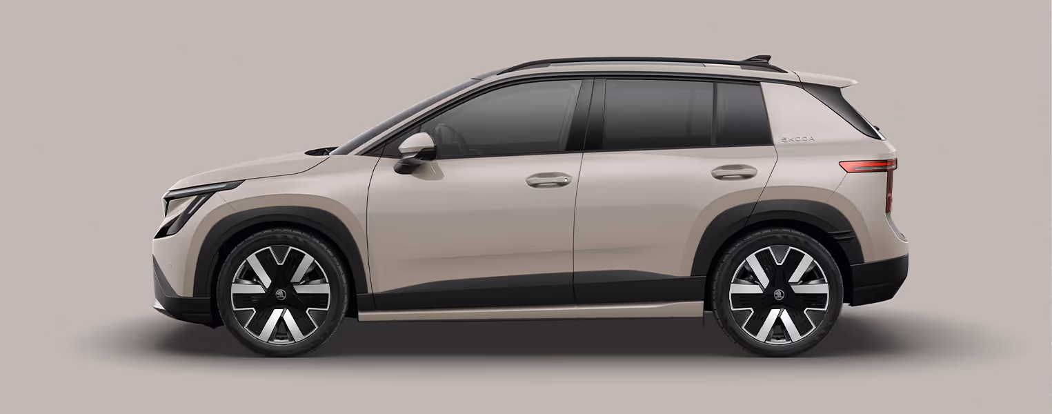Seitenansicht eines Škoda Kodiaq in der Lackierung Stahl-Grau mit 20 Zoll Leichtmetallfelgen “Rila Aero” vor einem einfarbigen Hintergrund in der Farbe der Fahrzeuglackierung.