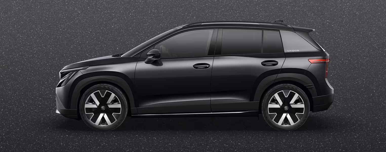 Seitenansicht eines Škoda Kodiaq in der Lackierung Race-Blau Metallic mit 20 Zoll Leichtmetallfelgen “Rila Aero” vor einem einfarbigen Hintergrund in der Farbe der Fahrzeuglackierung.