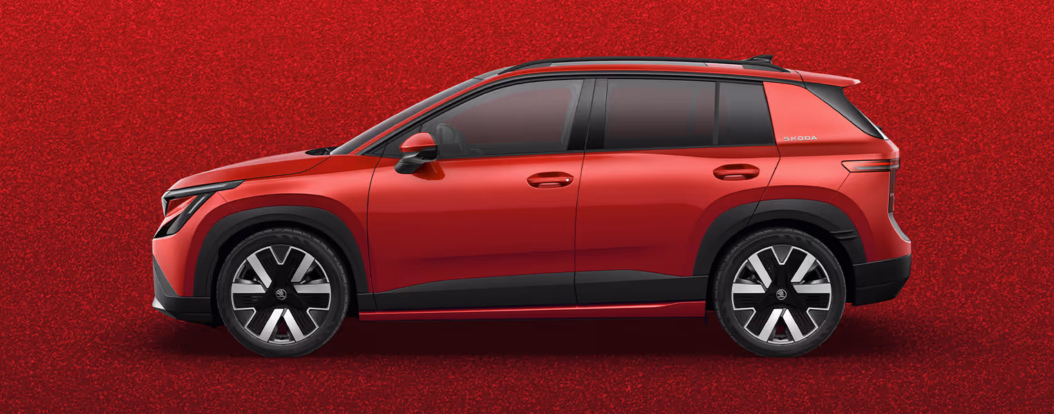 Seitenansicht eines Škoda Kodiaq in der Lackierung Velvet-Rot Metallic mit 20 Zoll Leichtmetallfelgen “Rila Aero” vor einem einfarbigen Hintergrund in der Farbe der Fahrzeuglackierung.