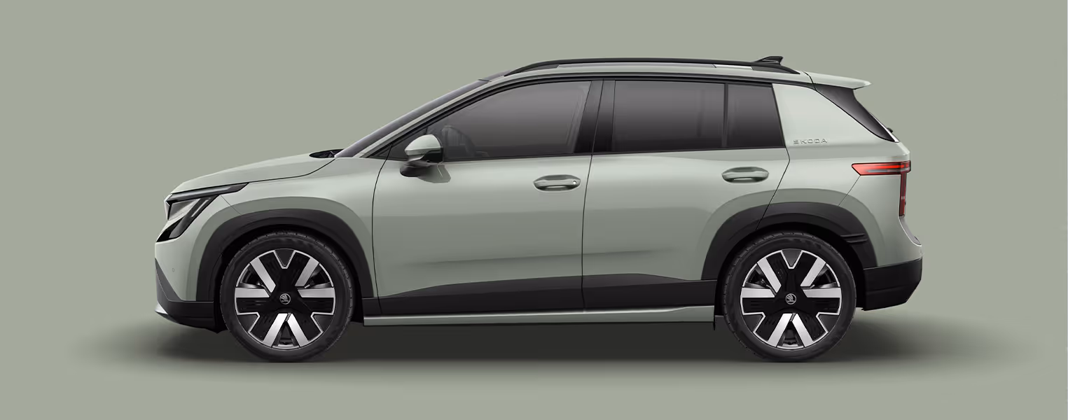 Seitenansicht eines Škoda Kodiaq in der Lackierung Smokey Diamond-Silber Metallic mit 20 Zoll Leichtmetallfelgen “Rila Aero” vor einem einfarbigen Hintergrund in der Farbe der Fahrzeuglackierung.