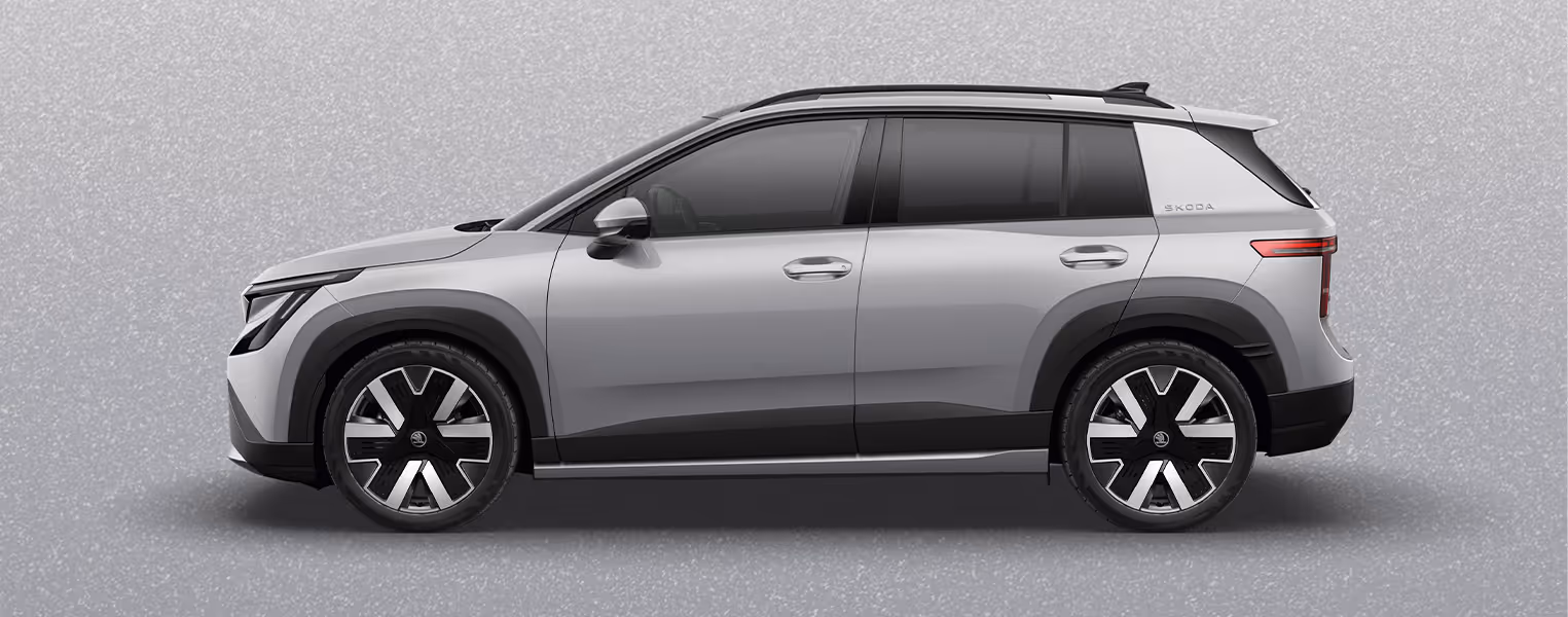 Seitenansicht eines Škoda Kodiaq in der Lackierung Moon-Weiß Perleffekt mit 20 Zoll Leichtmetallfelgen “Rila Aero” vor einem einfarbigen Hintergrund in der Farbe der Fahrzeuglackierung.