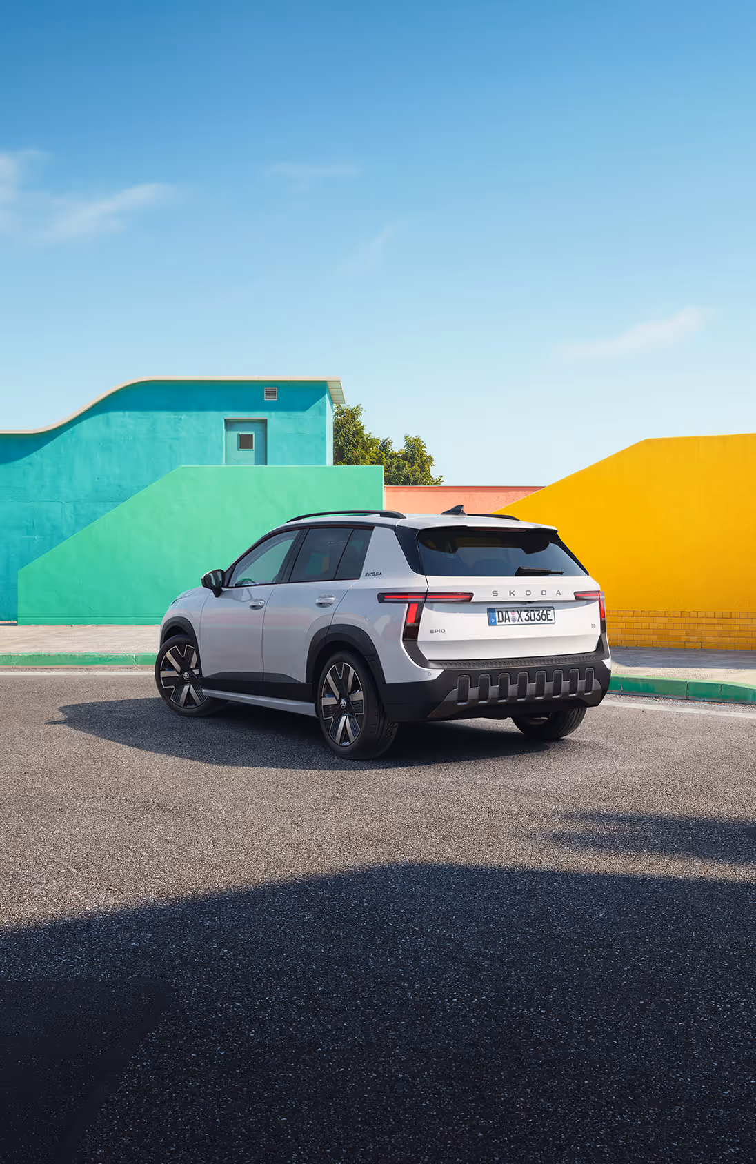 Das Cockpit des Škoda Elroq mit Fokus auf das Lenkrad und die beiden digitalen Anzeigen. Das Infotainment-Display zeigt eine Navigationsroute.