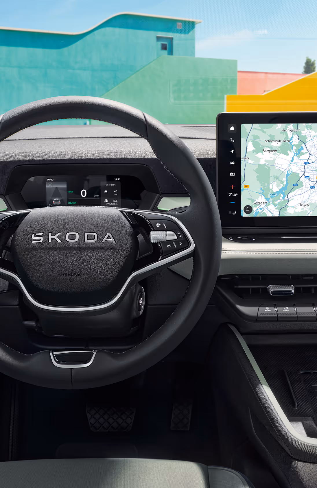 Das Cockpit des Škoda Elroq mit Fokus auf das Lenkrad und die beiden digitalen Anzeigen. Das Infotainment-Display zeigt eine Navigationsroute.