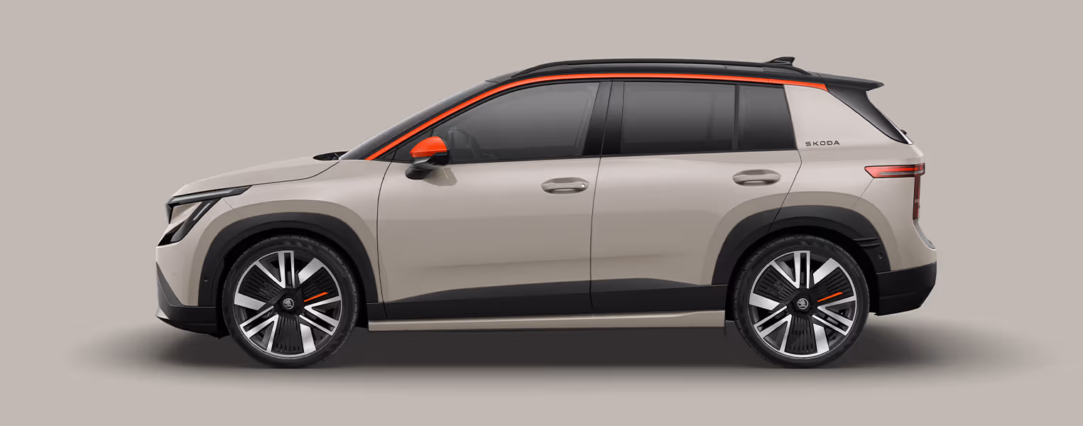 Seitenansicht eines Škoda Epiq First Edition in der Lackierung Marble-Grau vor einem einfarbigen Hintergrund in der Farbe der Fahrzeuglackierung.