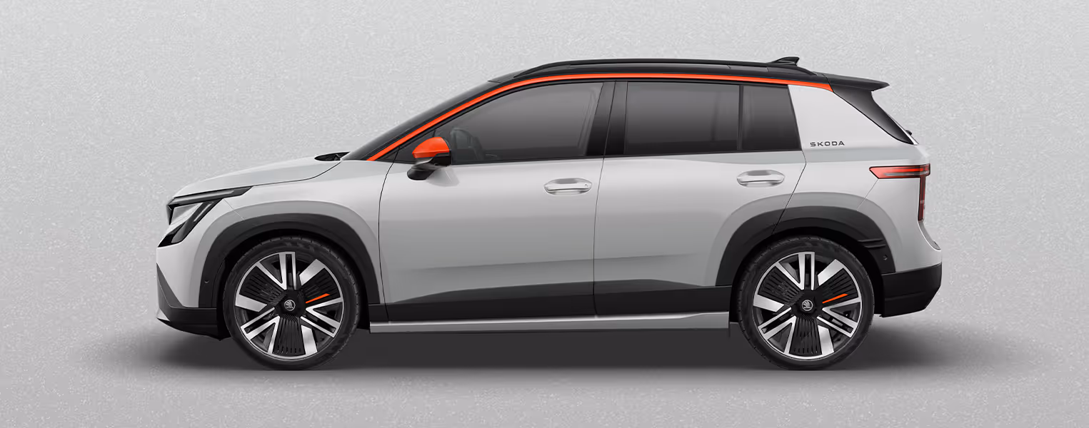 Seitenansicht eines Škoda Epiq First Edition in der Lackierung Platinum-Weiß Metallic vor einem einfarbigen Hintergrund in der Farbe der Fahrzeuglackierung.