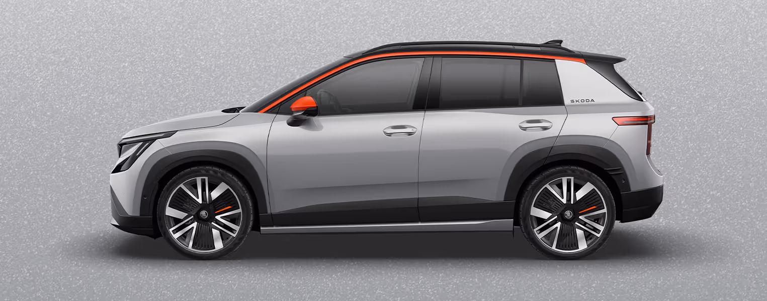 Seitenansicht eines Škoda Epiq First Edition in der Lackierung Aluminum-Silber Metallic vor einem einfarbigen Hintergrund in der Farbe der Fahrzeuglackierung.