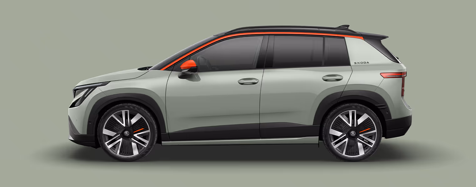 Seitenansicht eines Škoda Epiq First Edition in der Lackierung Timiano-Grün vor einem einfarbigen Hintergrund in der Farbe der Fahrzeuglackierung.