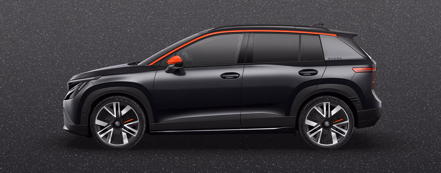 Seitenansicht eines Škoda Epiq First Edition in der Lackierung Mystery-Schwarz Perleffekt vor einem einfarbigen Hintergrund in der Farbe der Fahrzeuglackierung.