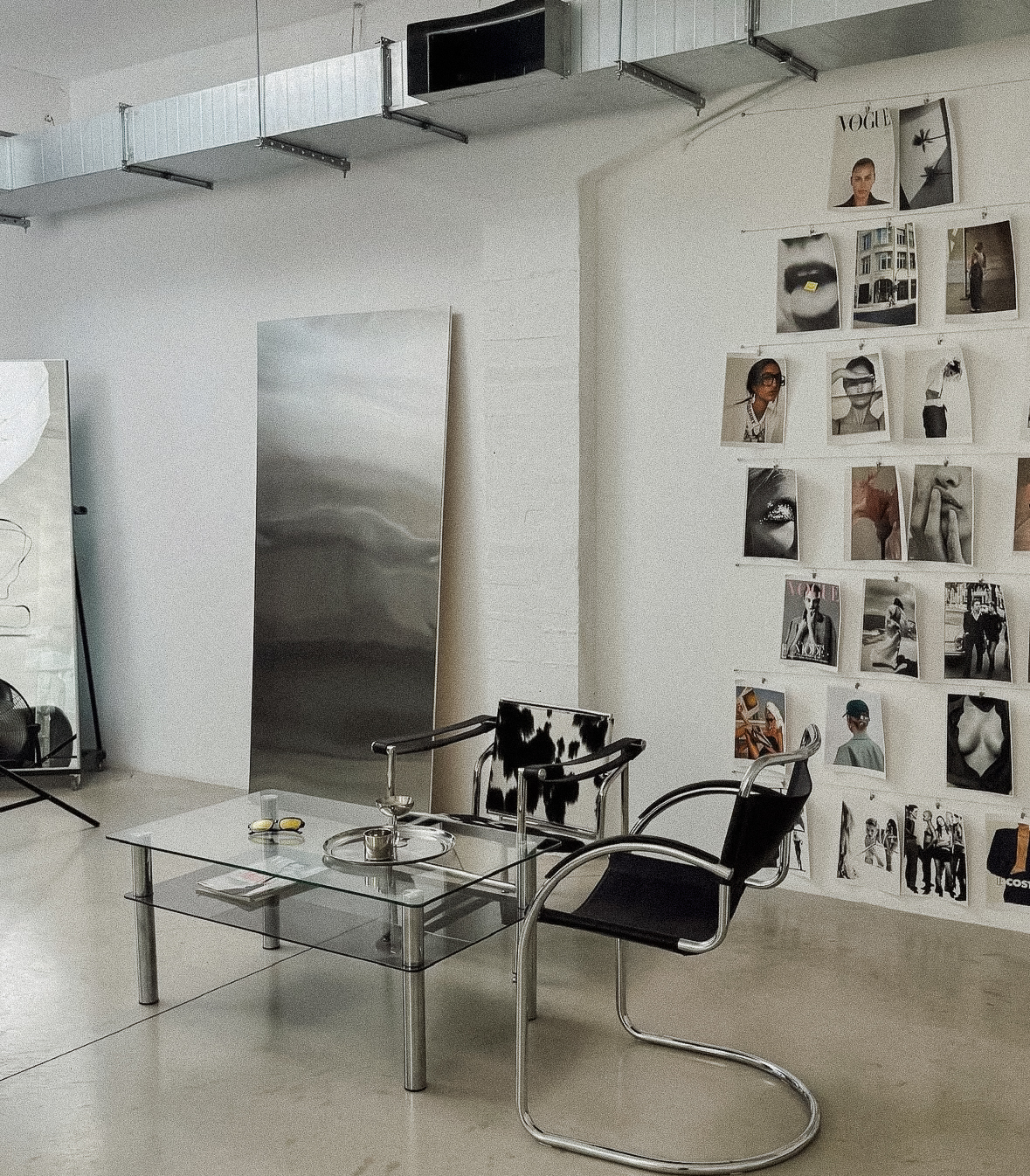 Kreativer Arbeitsraum für Zusammenarbeit mit einem kuratierten Netzwerk aus Creatives im Studio UNBOTHERED® für Markenaufbau, Brand Voice & Messaging.